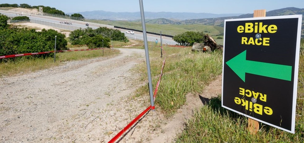 Mountain bike elétrica tem bateria recarregada nos altos e baixos da pista