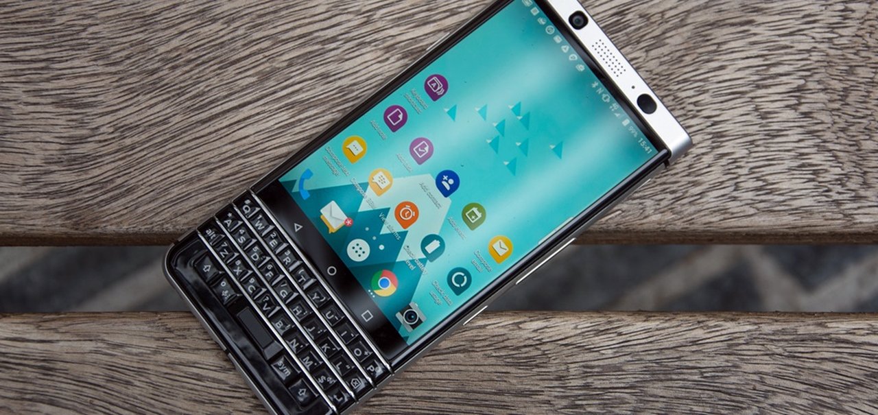 BlackBerry KeyOne é resistente, mas tem tela que ‘salta’ do celular [vídeo]