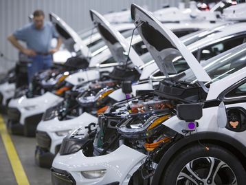 A treta está plantada: GM quer bater de frente com a Tesla e seu Model 3