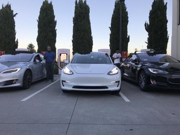 Versão “final” de Tesla Model 3 é fotografado na Califórnia