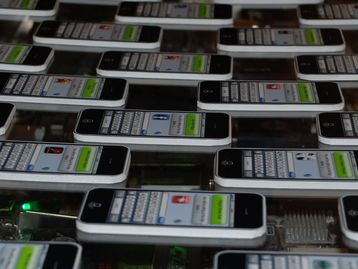 Mulher é presa em alfândega na China com 102 iPhones amarrados ao corpo