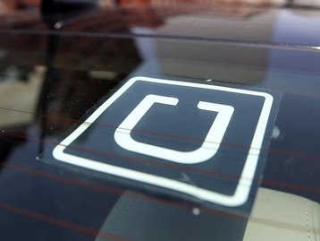 Uber vai passar a cobrar para devolver itens esquecidos nos carros