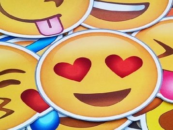 Inteligência artificial consegue entender sarcasmo através de emojis web