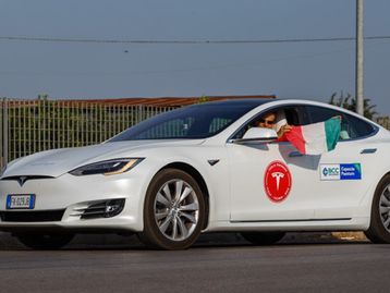 Tesla Model S supera a marca de 1.000 quilômetros com apenas uma recarga