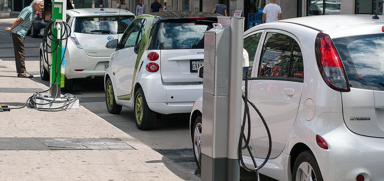 Carros elétricos estão duas vezes mais “ecológicos” do que há 5 anos