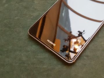 Huawei Mate 10 pode ter dois modelos, um deles com tela sem bordas