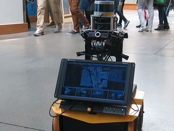 Robô do MIT identifica pedestres e desvia das pessoas enquanto se locomove