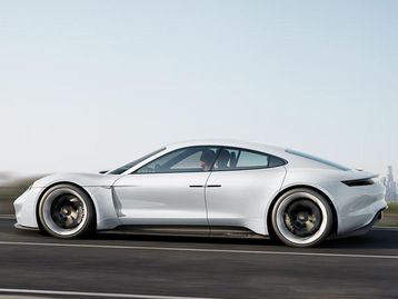 Carro elétrico da Porsche é flagrado em testes com Teslas