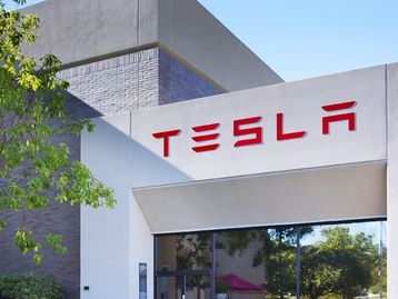 Tesla demite centenas de funcionários, mas diz que está ‘tudo bem’