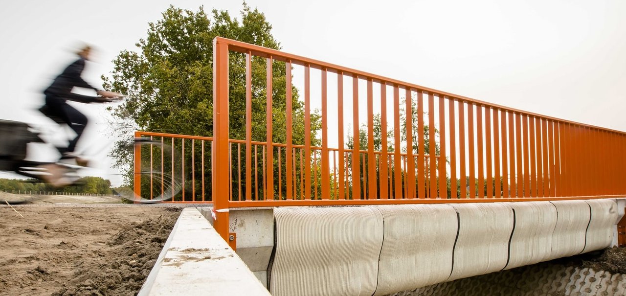 Cidade holandesa ganha ponte para ciclistas impressa em 3D [vídeo]