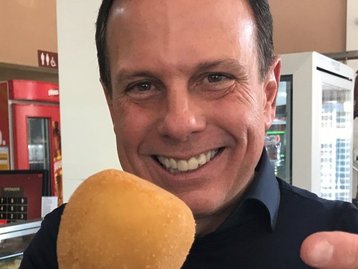 Dória é acusado de comprar seguidores no Instagram por filho de Bolsonaro
