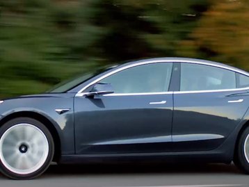 Tesla vem entregando Model 3 sem assentos e componentes digitais