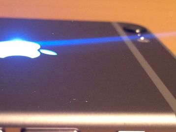 É possível fazer o logo da Apple do seu iPhone brilhar igual nos MacBooks