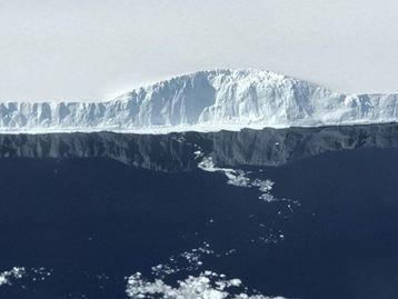 Iceberg gigante que se desprendeu promove espetáculo gelado na Antártida