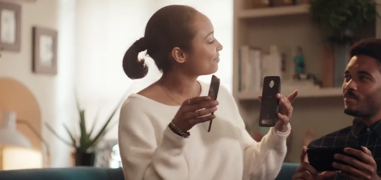 Motorola tira onda da Samsung em novo comercial do Moto Z2