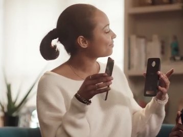 Motorola tira onda da Samsung em novo comercial do Moto Z2