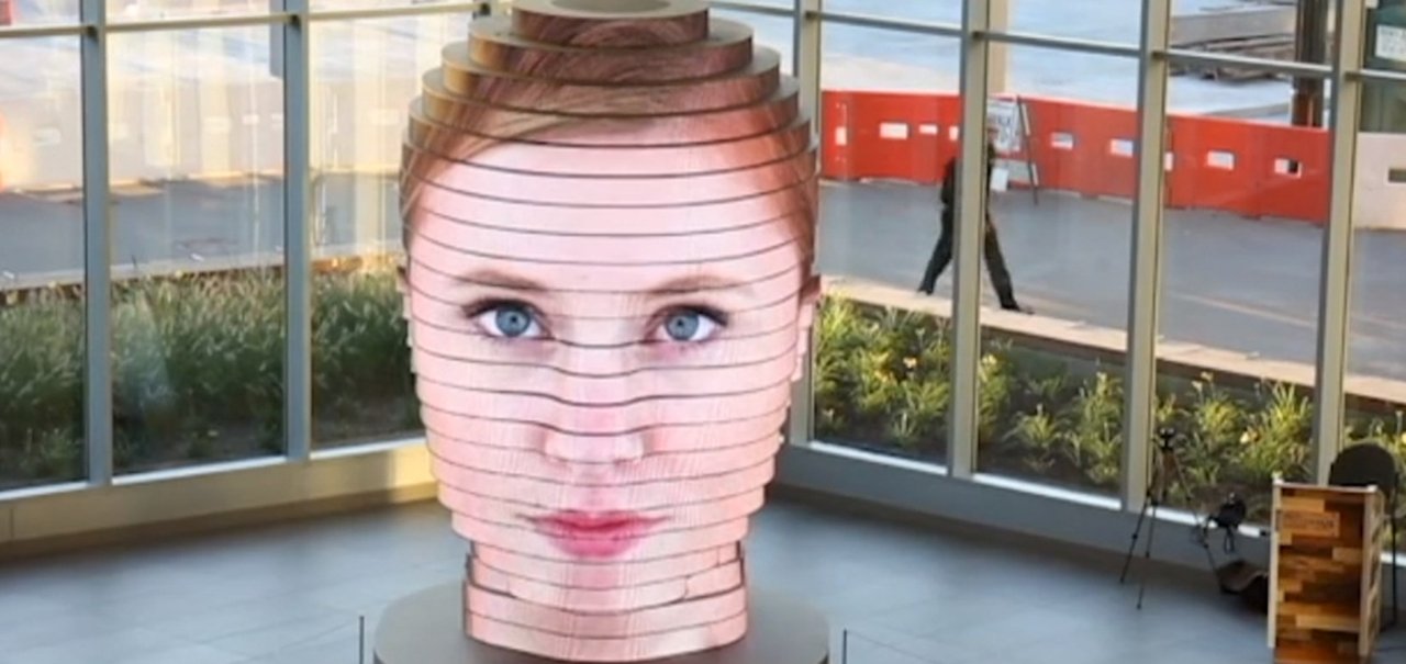 Cabeção virtual! Instalação de arte transforma selfie 3D em rosto gigante