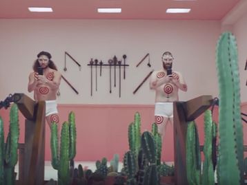 OnePlus zoa Samsung e comparadores de celular em comercial bizarro do 5T