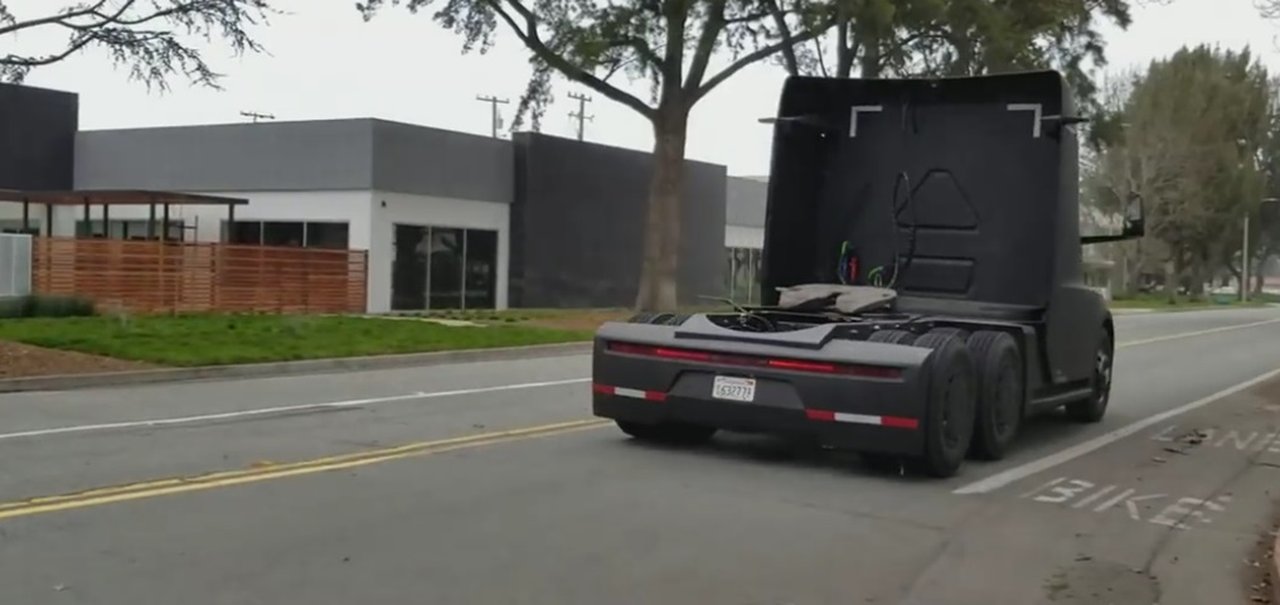 Caminhão autônomo Tesla Semi é flagrado passeando na Califórnia [vídeo]