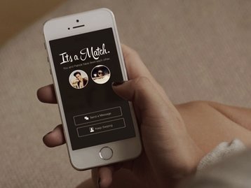 Homem processa o Tinder por ser mais caro para pessoas com mais de 30