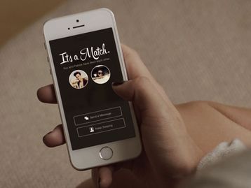 Homem processa o Tinder por ser mais caro para pessoas com mais de 30