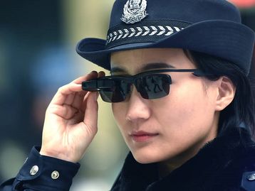 Polícia chinesa usa óculos espião para vigiar cidadãos nas ruas