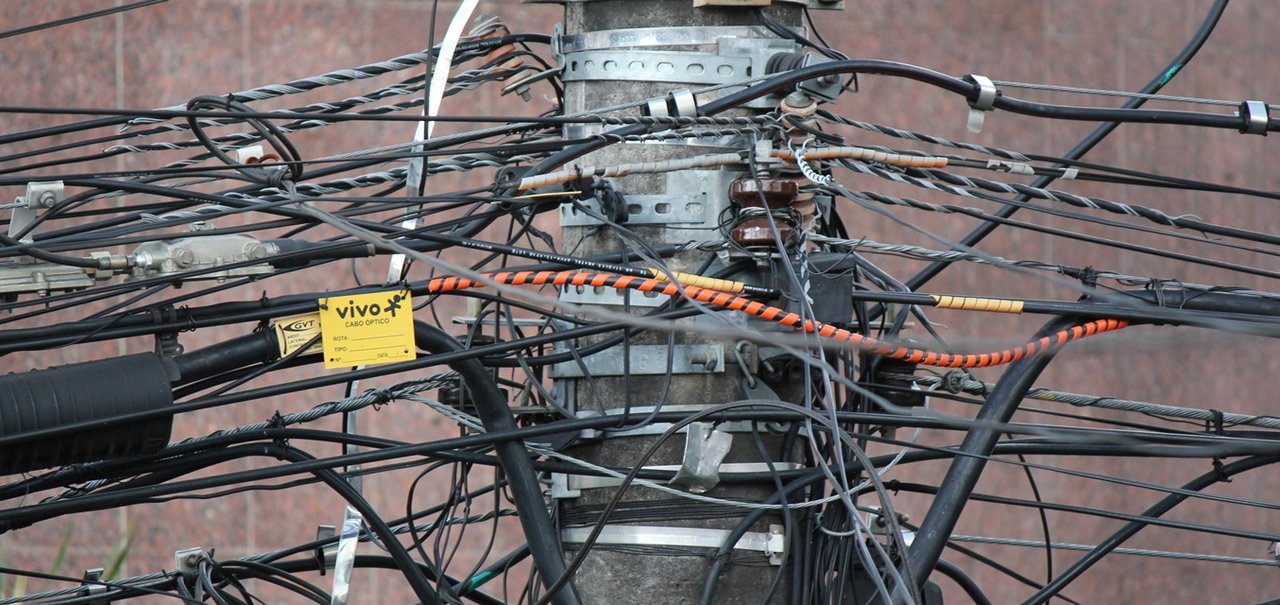 Teles devem ficar responsáveis por organizar fiação em postes das elétricas