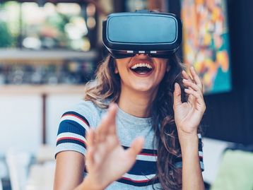 Startup quer transmitir shows por realidade virtual pagos com criptomoeda