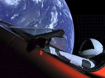 Carro que Elon Musk mandou para o espaço vira jogo de video game retrô