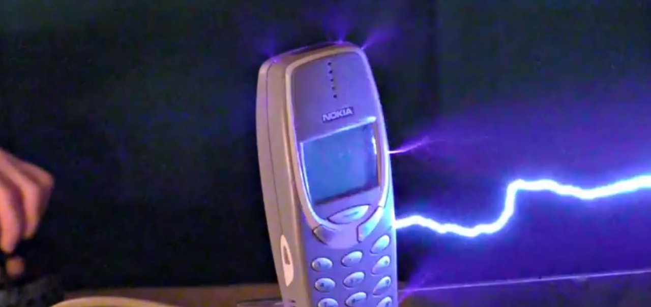 Nokia 3310 sobrevive a choque elétrico de 1 milhão de volts [vídeo]