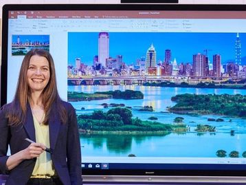 Microsoft lança monitor inteligente dedicado às salas de reuniões