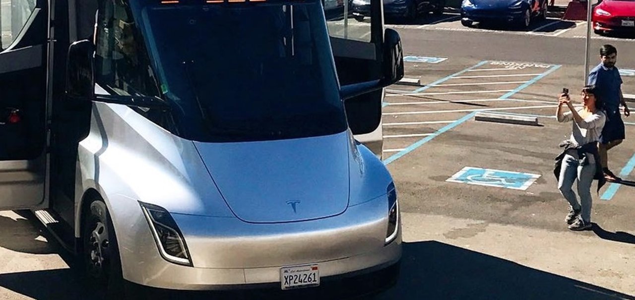 Surpresa! Caminhão Tesla Semi aparece em fábrica e faz sucesso