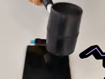 Tela flexível da Samsung aguenta até martelada; confira o vídeo