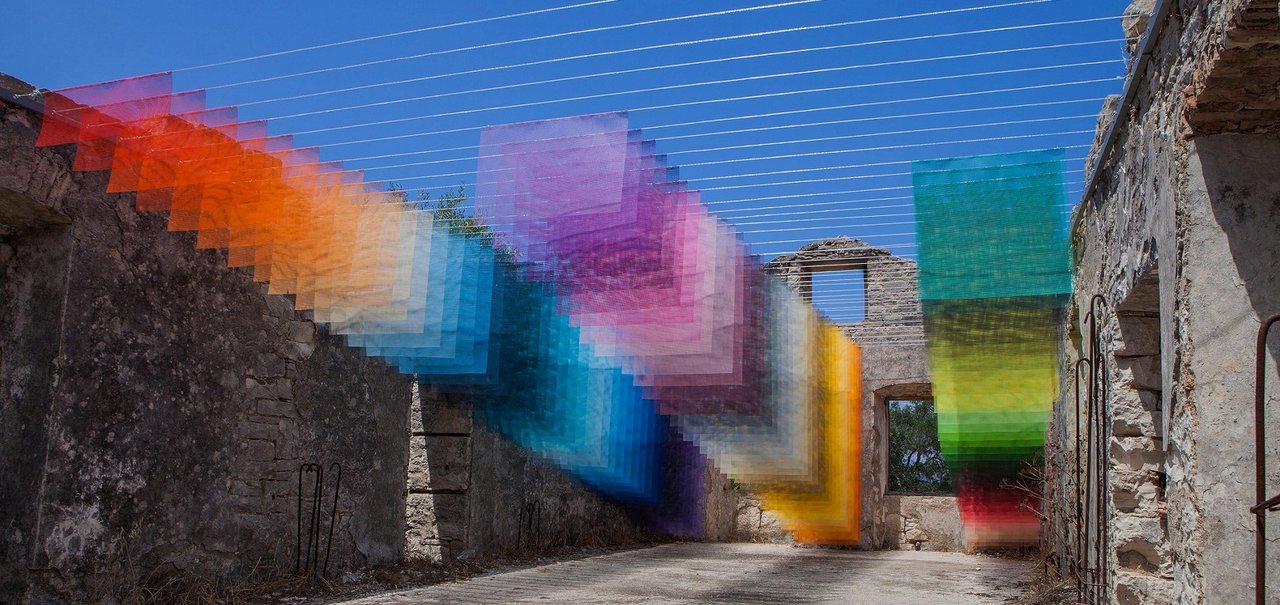 Obra de arte transforma ruínas gregas em pixels coloridos no mundo real