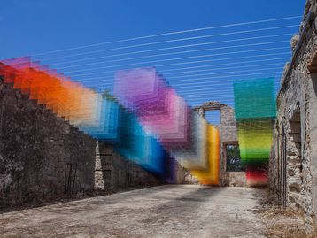 Obra de arte transforma ruínas gregas em pixels coloridos no mundo real