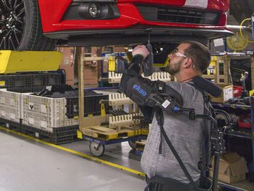 Funcionários da Ford usam exoesqueleto para evitar lesões no trabalho