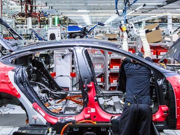 Apple não para de tirar funcionários da Tesla — e nem só para fazer carros