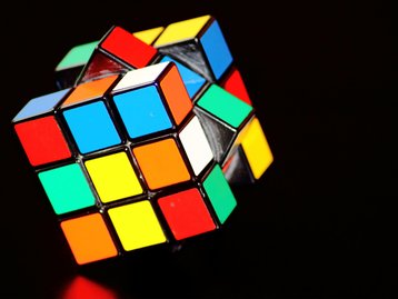 Cubo mágico que se resolve sozinho parece que está sendo usado por fantasma