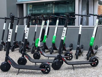 Patinetes que podem ser alugados e dispensados livremente chegam ao Brasil