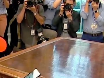 Kanye West revela senha do seu iPhone ao mostrar avião maluco para Trump