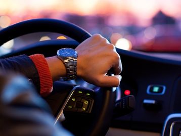 Regulamentação do Uber no interior de SP quer dar viagens de graça a idosos
