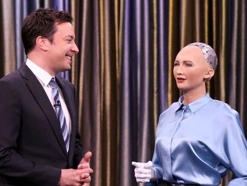 Apresentador Jimmy Fallon canta Christina Aguilera em dueto com robô Sophia
