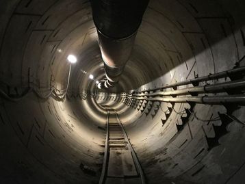 Venha passear de Model X pelo túnel subterrâneo criado por Elon Musk