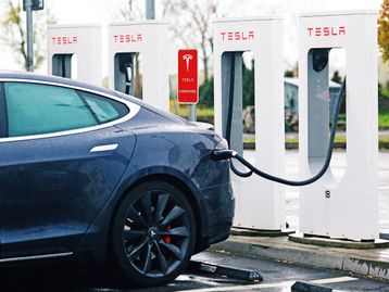 Elon Musk promete cobrir totalmente Europa com Superchargers em 2019