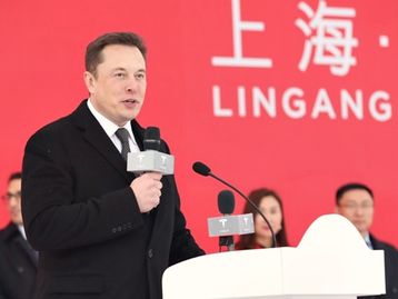 Elon Musk inaugura fábrica para criação de novo carro da Tesla na China