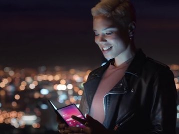 Smartphone dobrável da Samsung aparece em comercial “vazado”