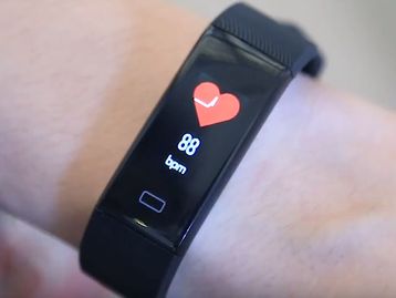 Com tela colorida, Alfawise B7 Pro é uma smartband que custa só R$ 70