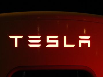 Elon Musk promete 1 milhão de táxis autônomos da Tesla em 2020