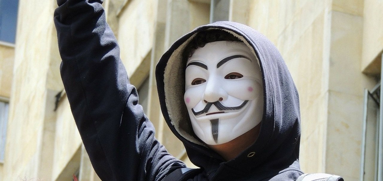 Anonymous critica milionários que doaram para reconstrução de Notre Dame