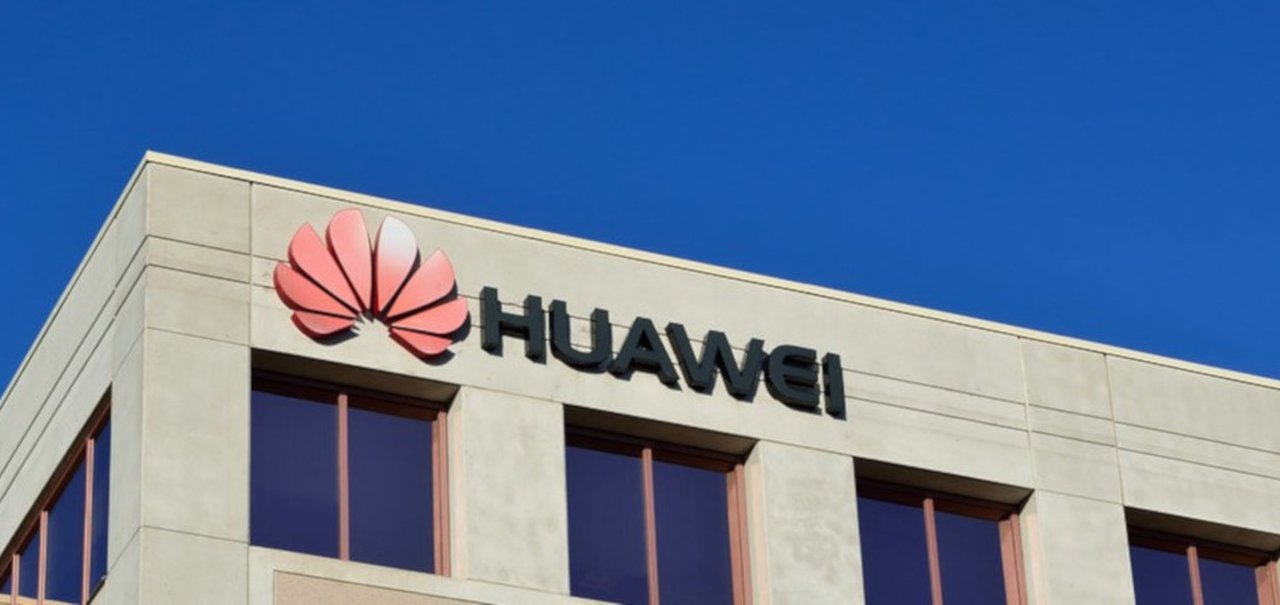 Huawei zoa Samsung com anúncio gigante em cima de loja da concorrente